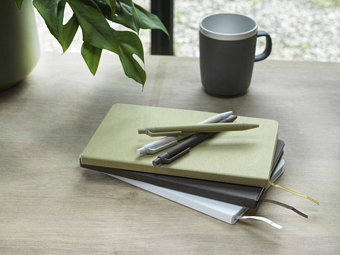 Шариковая ручка Fabianna из переработанной бумаги, оливковый - рис 4.