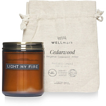 Wellmark свеча с ароматом кедрового дерева среднего размера - Amber heather